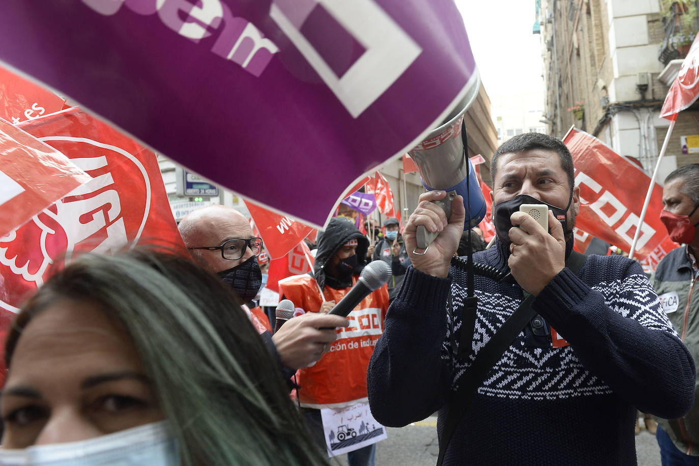 Fotos: Concentración de trabajadores del campo en la sede de la Croem en Murcia