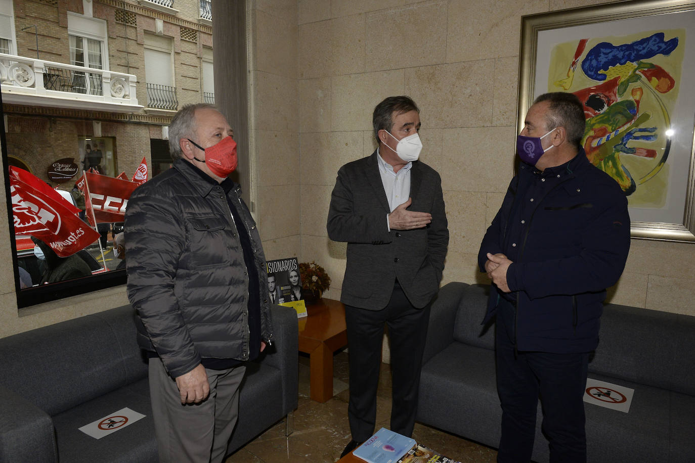Fotos: Concentración de trabajadores del campo en la sede de la Croem en Murcia