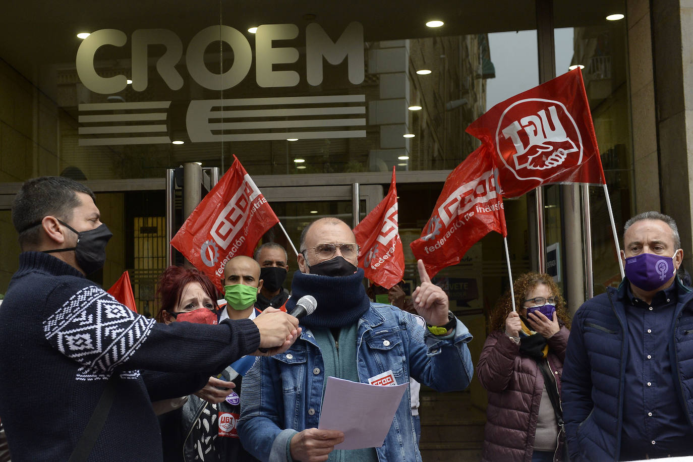Fotos: Concentración de trabajadores del campo en la sede de la Croem en Murcia