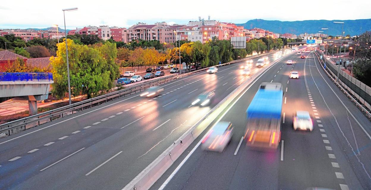 Tramo de la A-30, a la altura de la salida de Juan Carlos I, en El Ranero, donde se instalarán las pantallas antirruidos. 