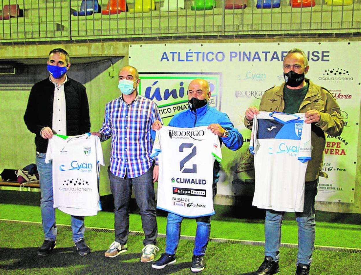 Acto de entrega de las camisetas del Pinatarense al concejal de Deportes de San Pedro del Pinatar. 
