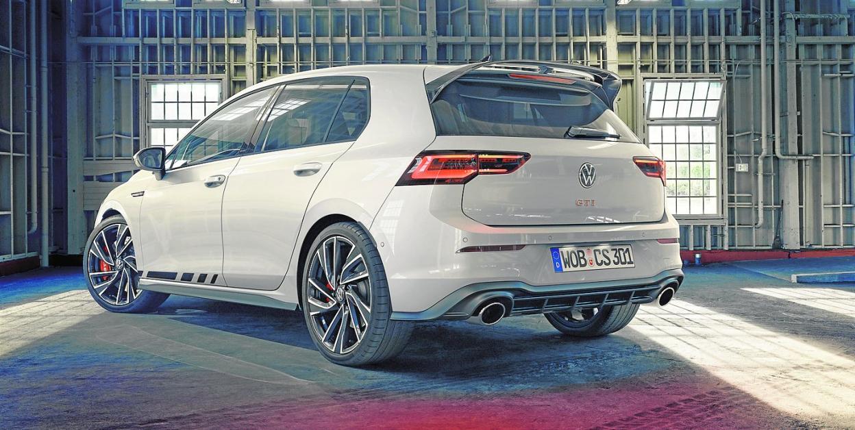 Llama la atención el difusor trasero, con un diseño específico, y el alerón de techo de dos piezas. 