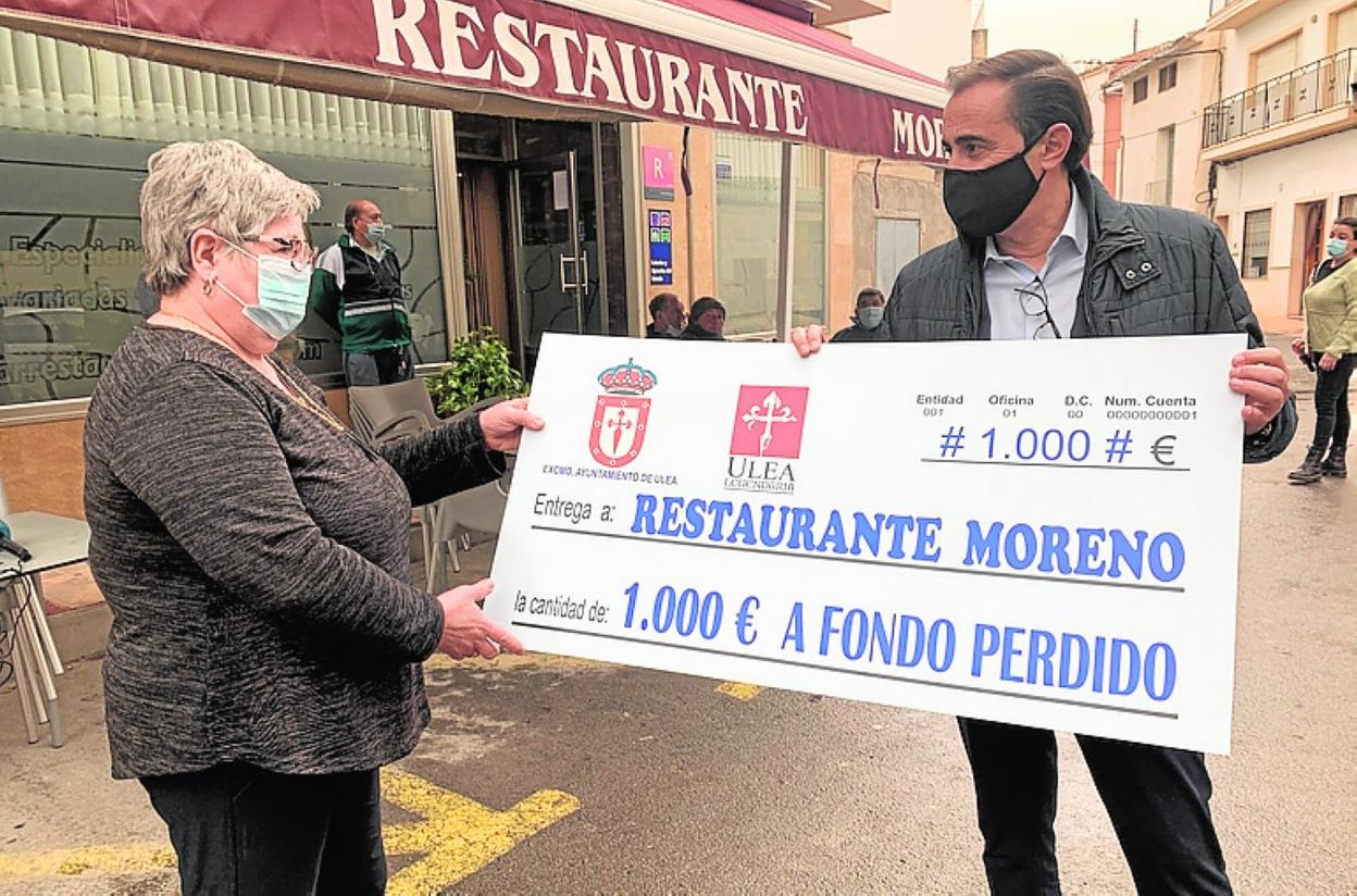 Marisol Moreno recibe el cheque del alcalde, ayer. 