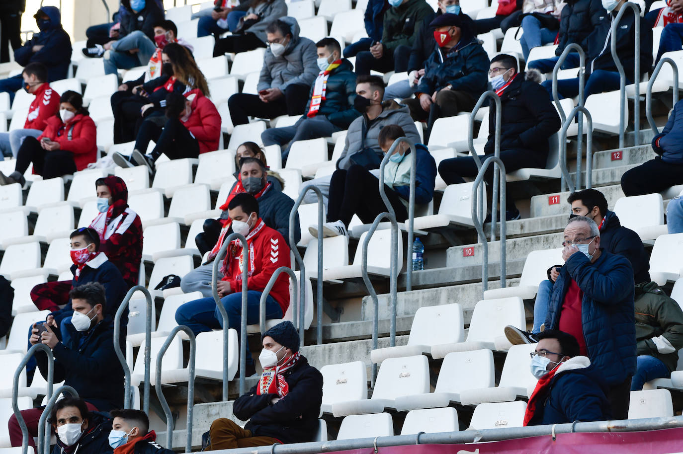 Fotos: Los aficionados del Real Murcia tiñen de grana las gradas del Enrique Roca nueve meses después