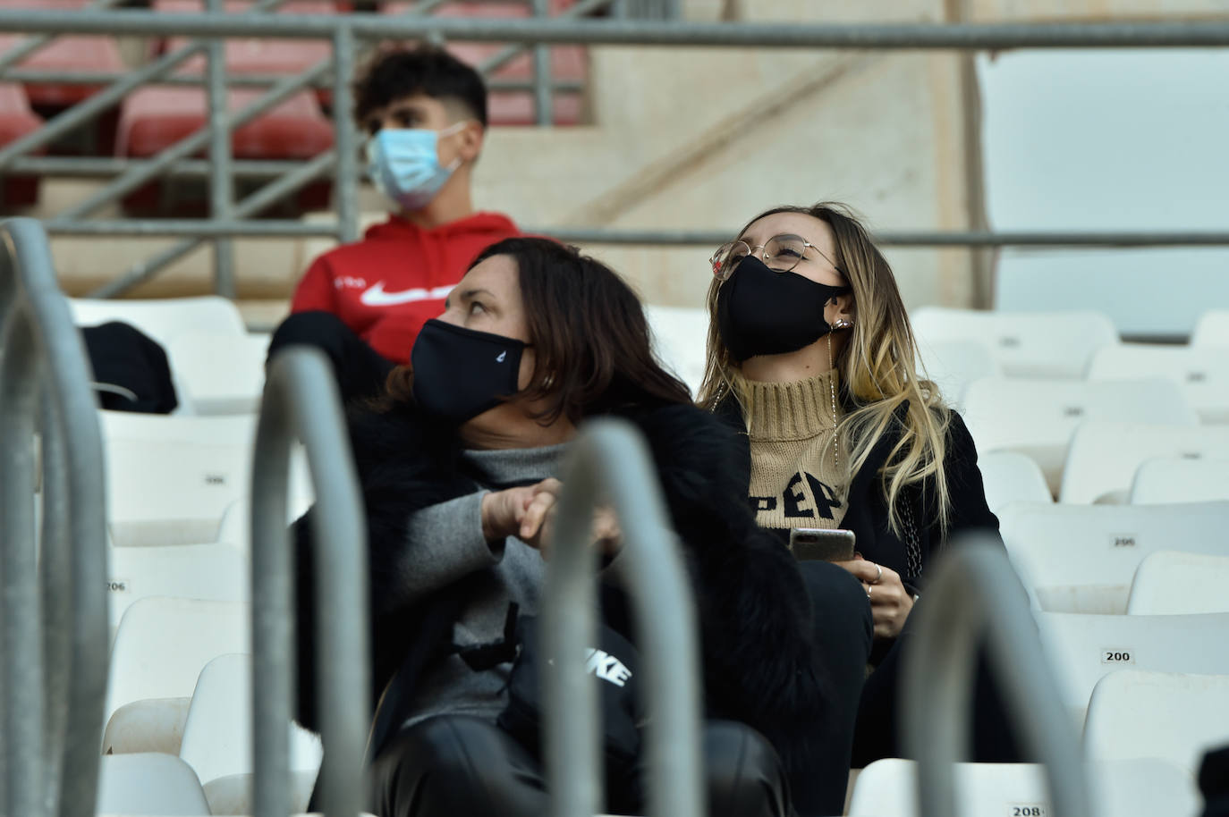 Fotos: Los aficionados del Real Murcia tiñen de grana las gradas del Enrique Roca nueve meses después