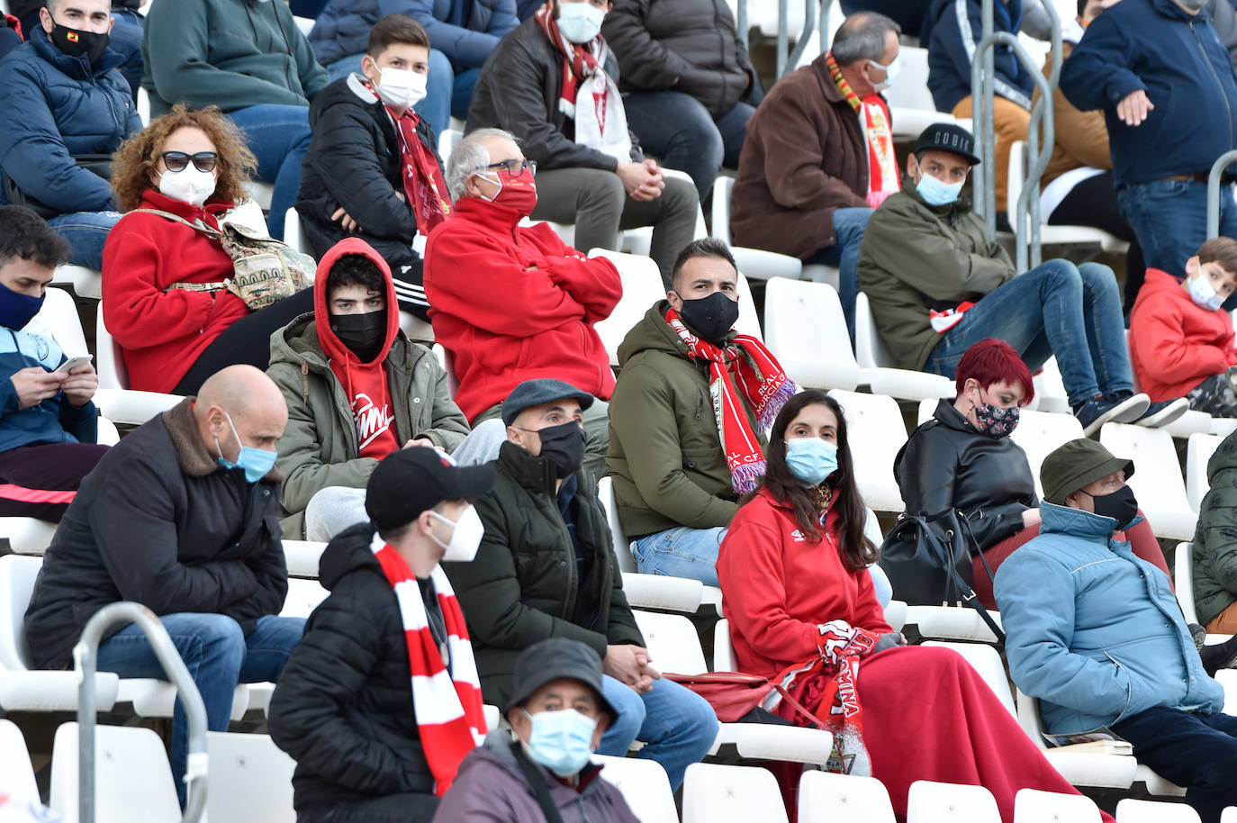 Fotos: Los aficionados del Real Murcia tiñen de grana las gradas del Enrique Roca nueve meses después