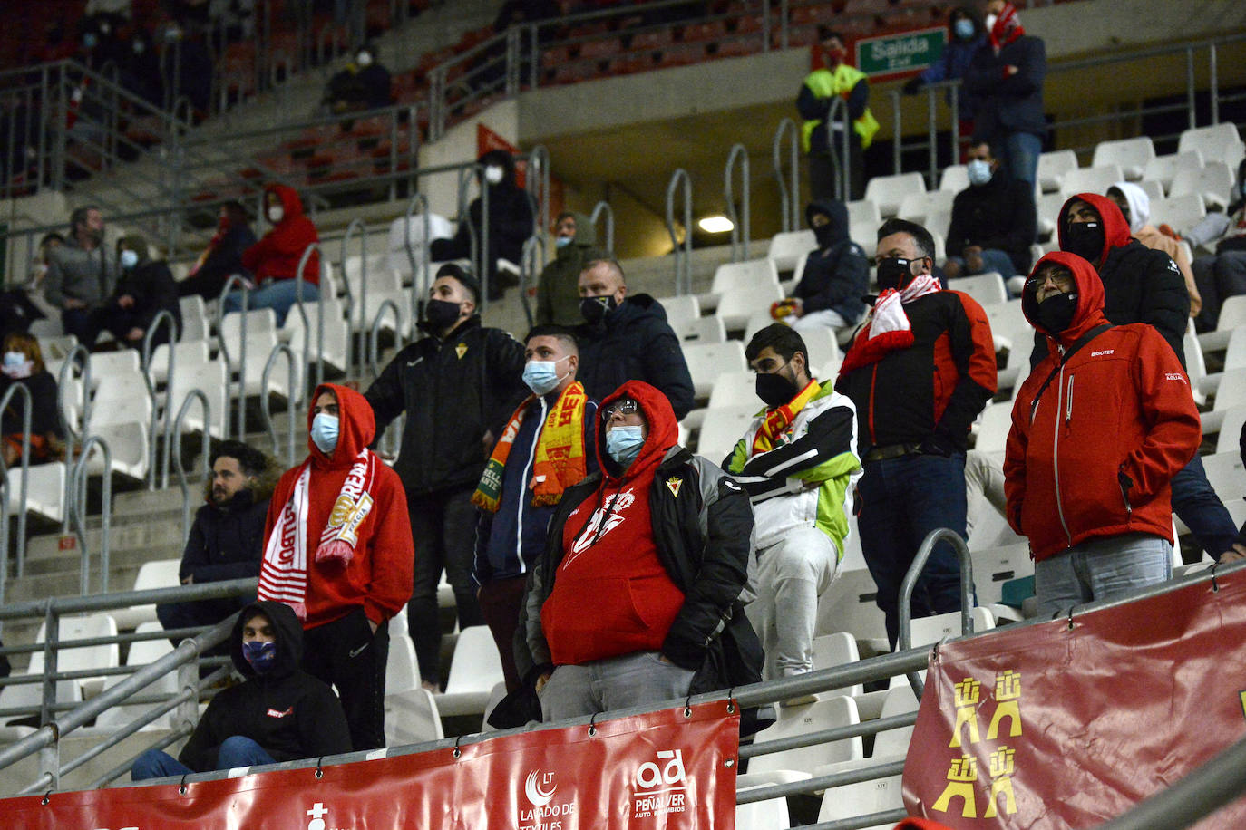 Fotos: Los aficionados del Real Murcia tiñen de grana las gradas del Enrique Roca nueve meses después