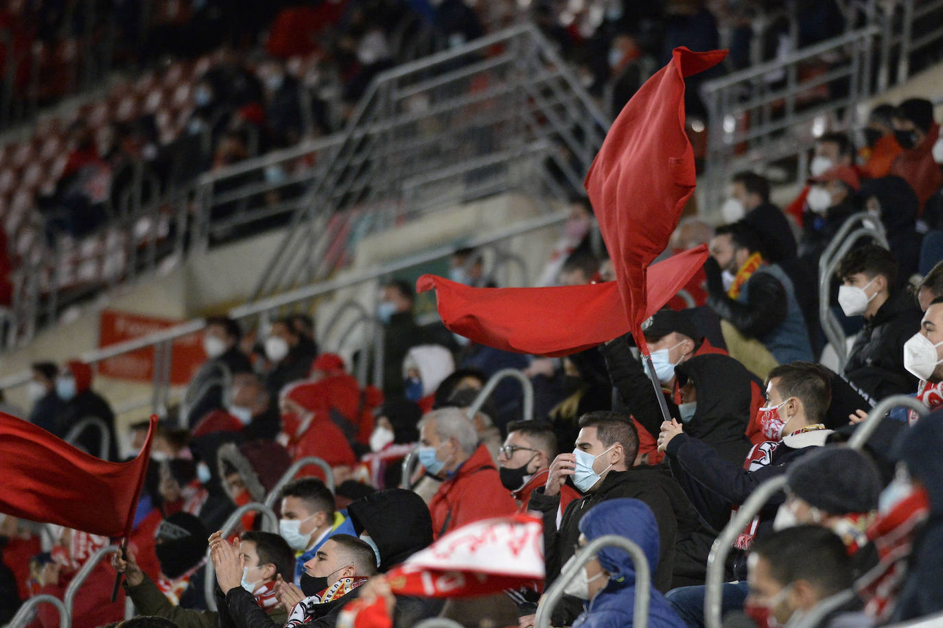 Fotos: Los aficionados del Real Murcia tiñen de grana las gradas del Enrique Roca nueve meses después