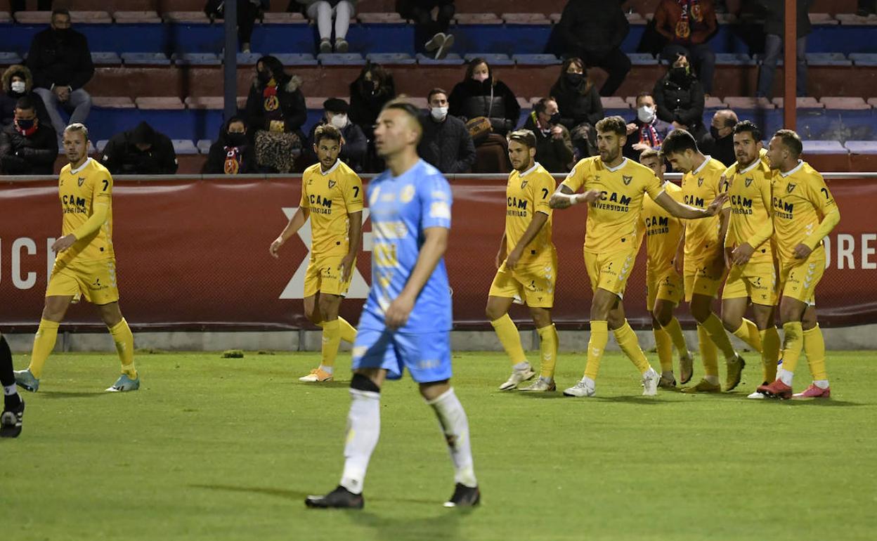 Los jugadores del UCAM celebran uno de los goles.