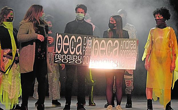 La consejera Esperanza Moreno entregó a Andrea González Martínez, por su proyecto 'Sopor', y a Diego Paterna, por 'Sin título 1 y 2', las dos becas Rendibú que concede la Consejería de Educación y Cultura. Ambos son estudiantes de la Escuela Superior de Diseño.