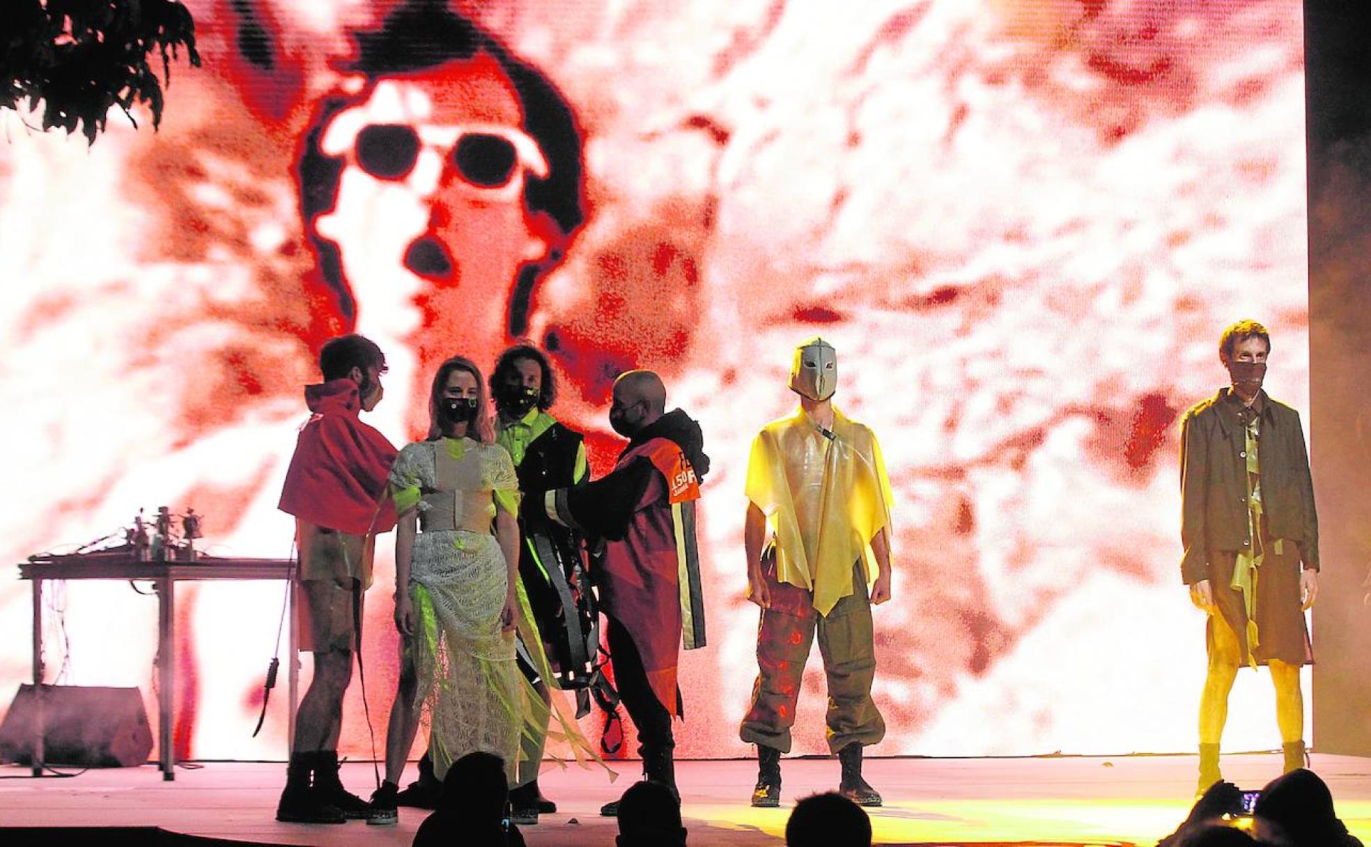 Performance, música y visuales en directo durante la entrega de premios.