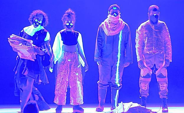 Actores del Centro Negra, con los diseños confeccionados para el festival.