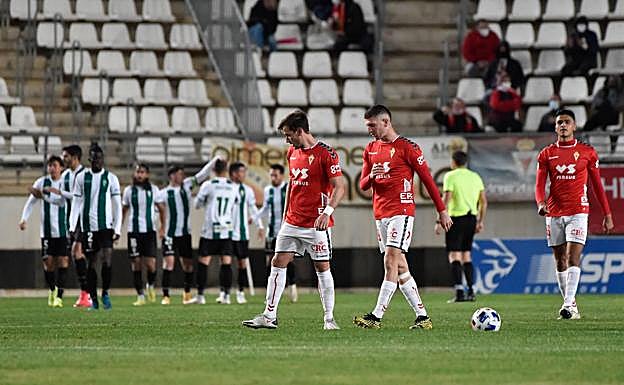 Chumbi, Toril y Youness se lamentan tras el gol del Córdoba. En vídeo, resumen del partido.