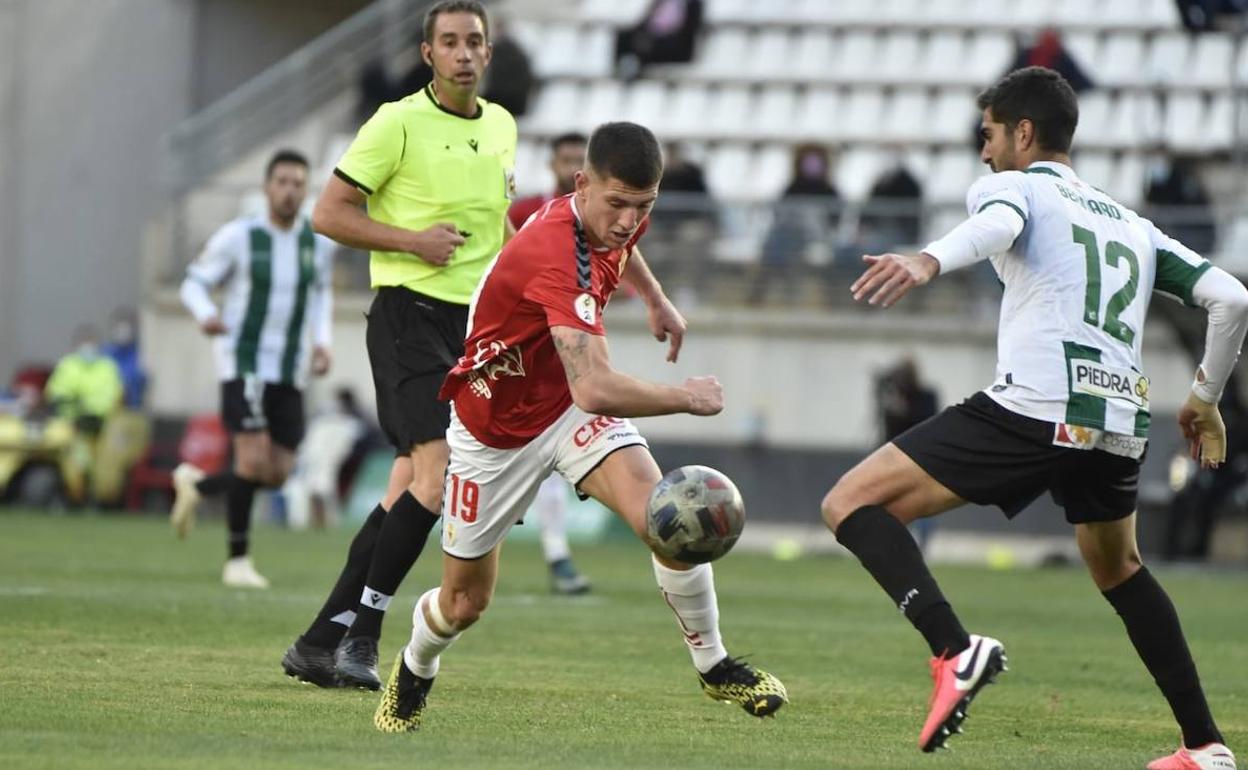 Toril conduce el esférico durante el partido ante el Córdoba.