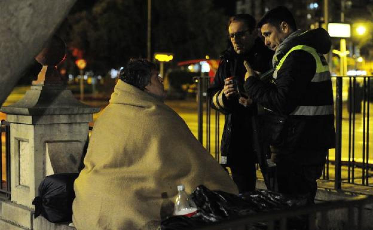 Trabajadores del Semas atienden a una mujer en Murcia, en una imagen de archivo.