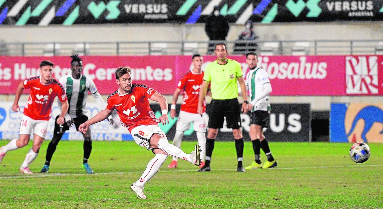 Chumbi, el pasado domingo, lanzando el penalti que falló contra el Córdoba.