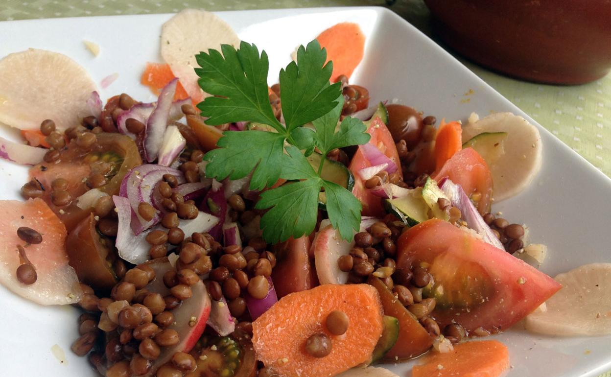 Ensalada de lentejas y encurtidos