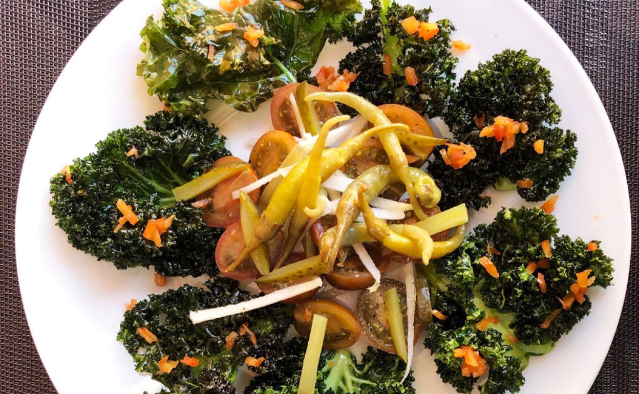 Ensalada de kale con tomates tigre