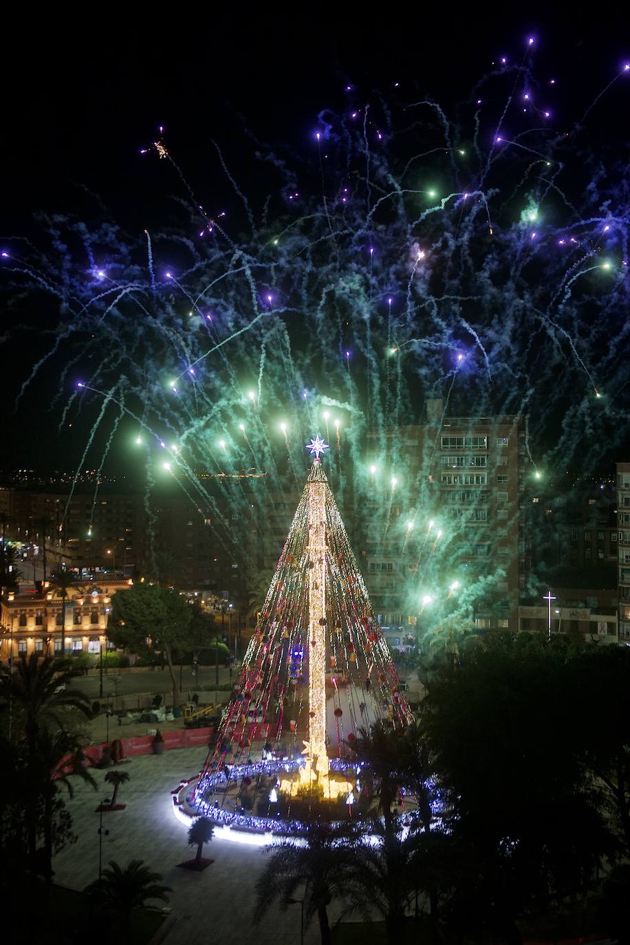 Fotos: El árbol de Navidad de Murcia ya brilla en la Plaza Circular