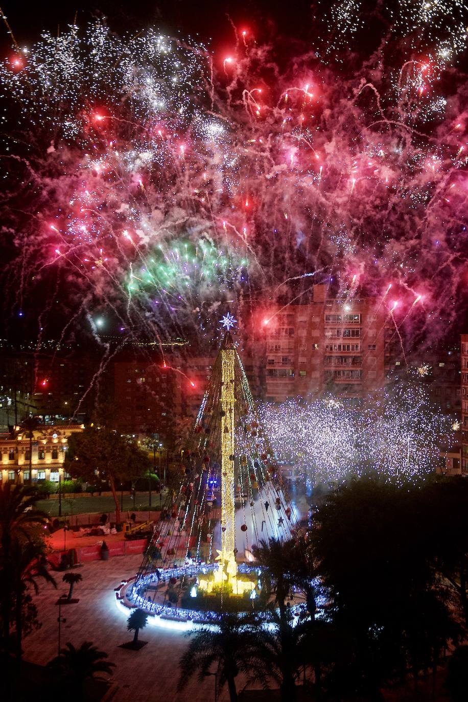 Fotos: El árbol de Navidad de Murcia ya brilla en la Plaza Circular