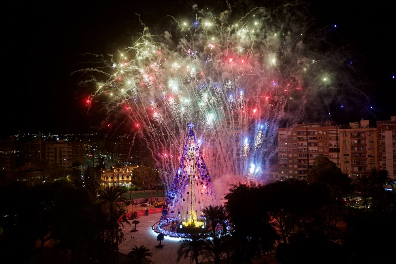 Fotos: El árbol de Navidad de Murcia ya brilla en la Plaza Circular