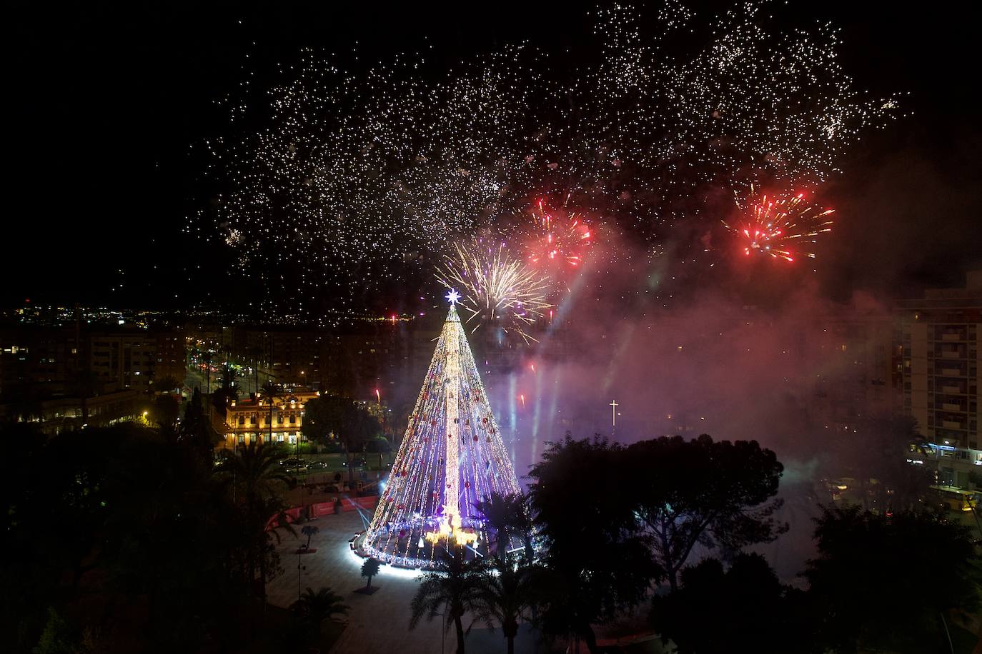 Fotos: El árbol de Navidad de Murcia ya brilla en la Plaza Circular