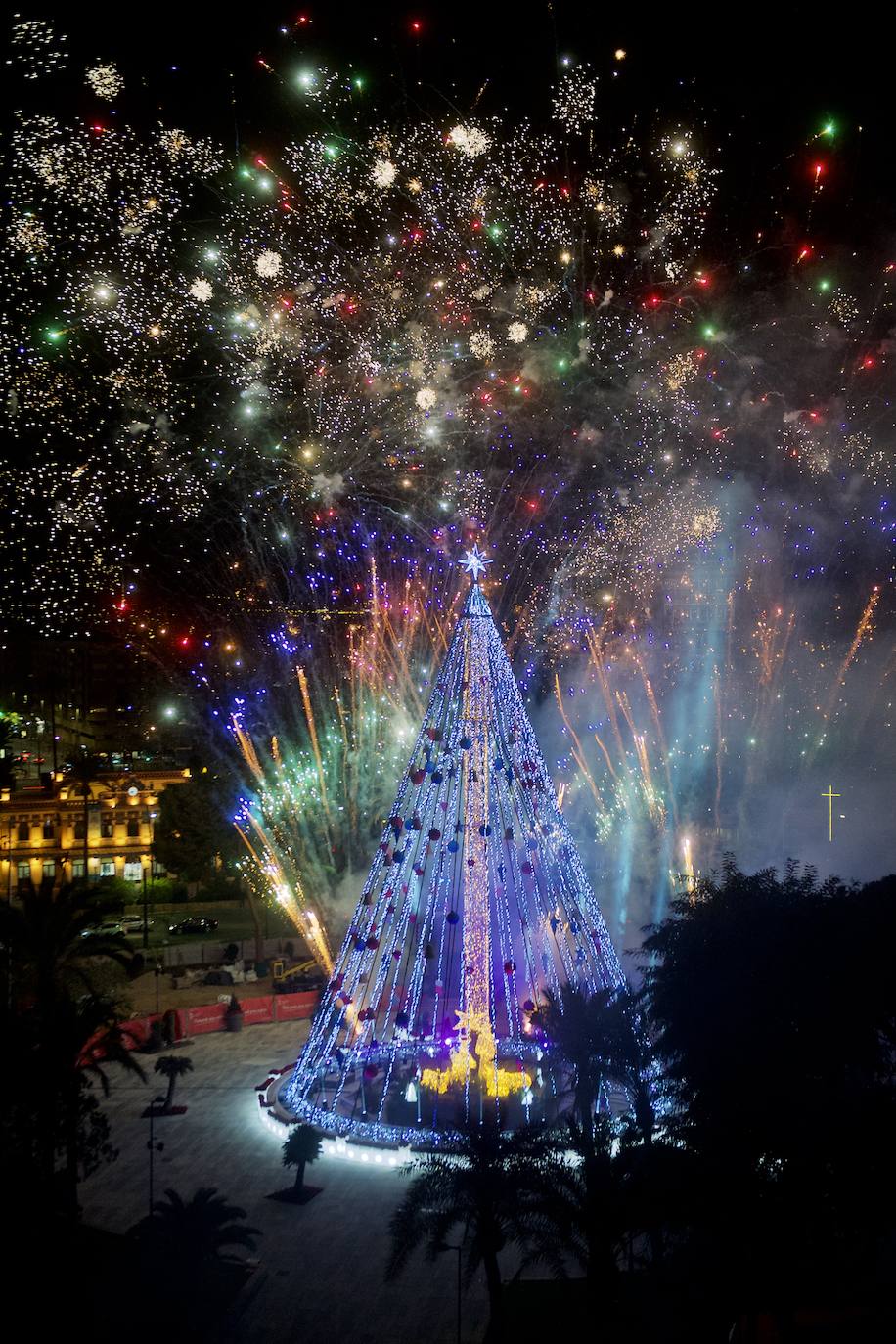 Fotos: El árbol de Navidad de Murcia ya brilla en la Plaza Circular