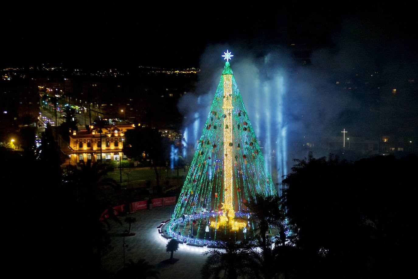 Fotos: El árbol de Navidad de Murcia ya brilla en la Plaza Circular