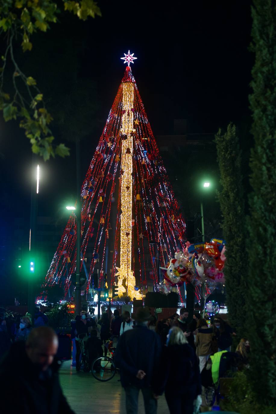 Fotos: El árbol de Navidad de Murcia ya brilla en la Plaza Circular