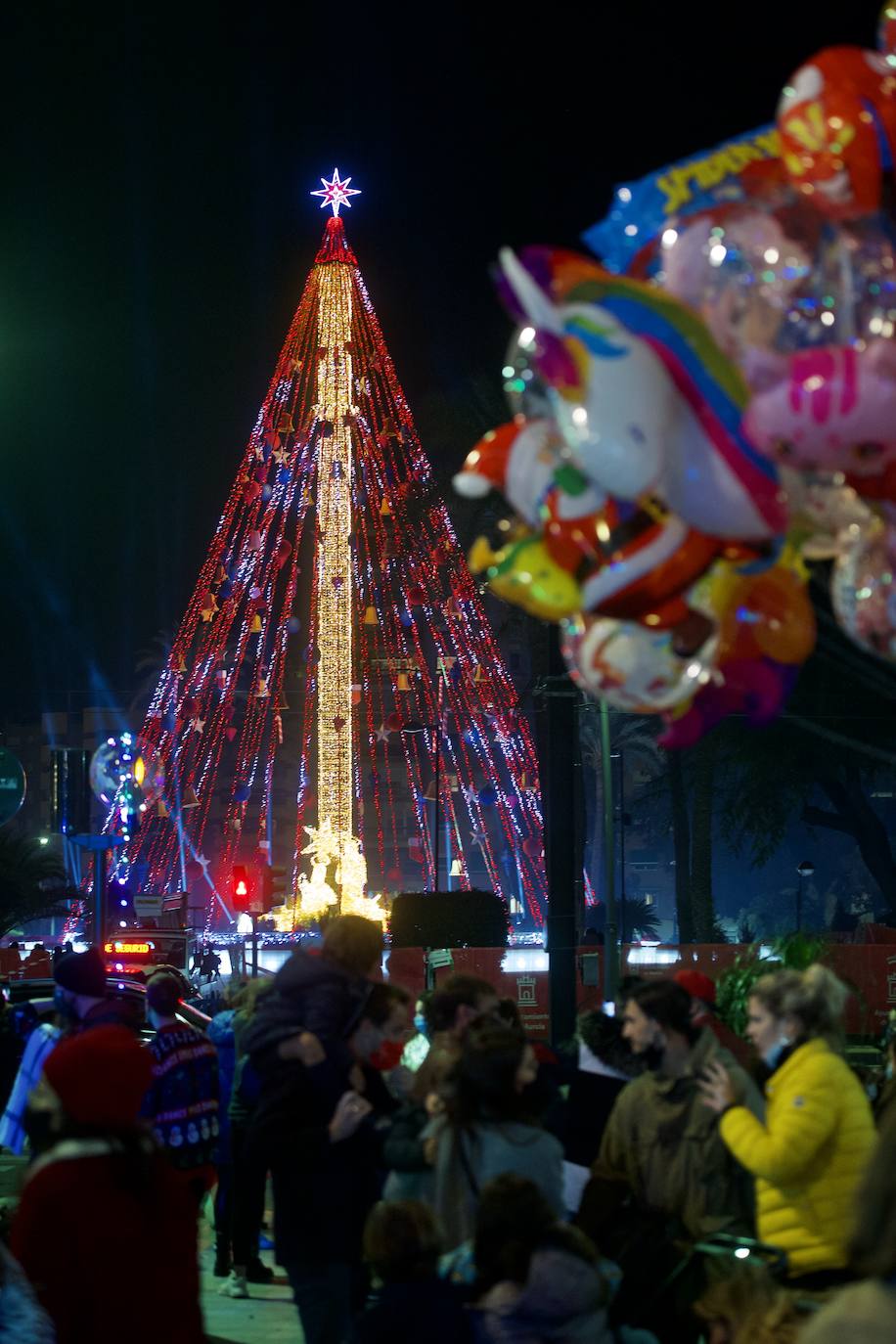 Fotos: El árbol de Navidad de Murcia ya brilla en la Plaza Circular