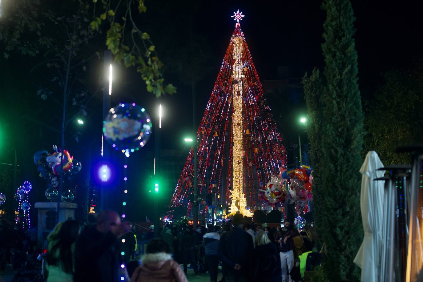 Fotos: El árbol de Navidad de Murcia ya brilla en la Plaza Circular