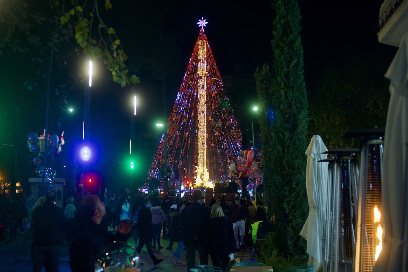 Fotos: El árbol de Navidad de Murcia ya brilla en la Plaza Circular