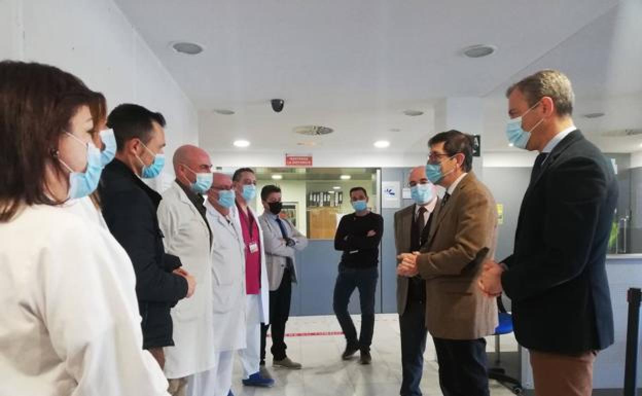 El consejero de Salud Manuel Villegas visita las obras de remodelación en el área de urgencias del hospital Virgen del Castillo de Yecla. 