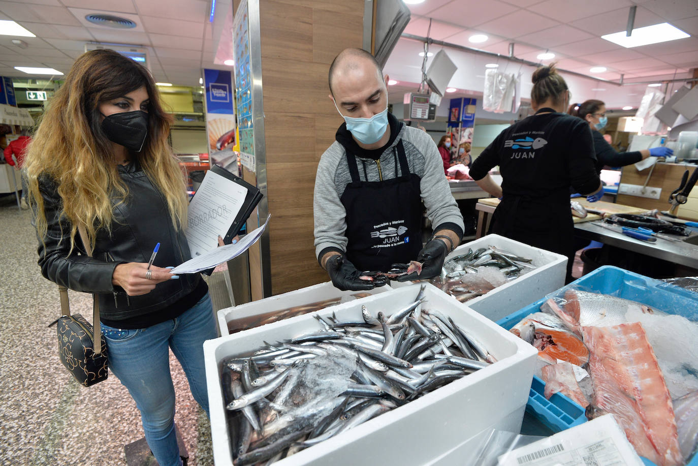 Fotos: Doble inspección en las plazas de abastos de Murcia