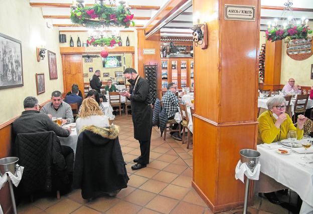 Sala principal del restaurante La Tasca del Tío Andrés, ayer a la hora de comer. 