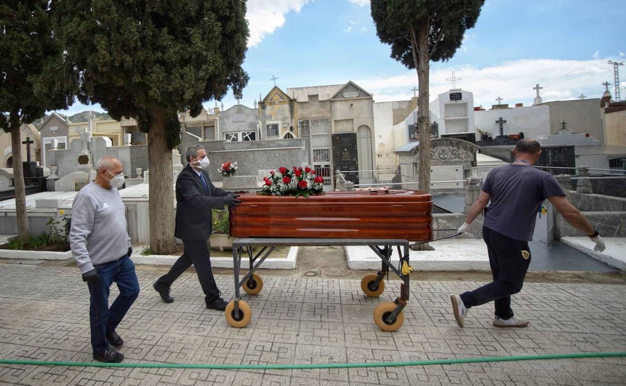 Entierro en Murcia, el pasado mes de abril, durante el estado de alarma.