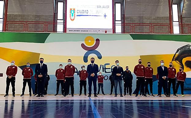 El alcalde de San Javier, José Miguel Luengo; el director general de Deportes, Francisco Sánchez; y el concejal de Deportes, Sergio Martínez, presidieron la reinauguración del pabellón.