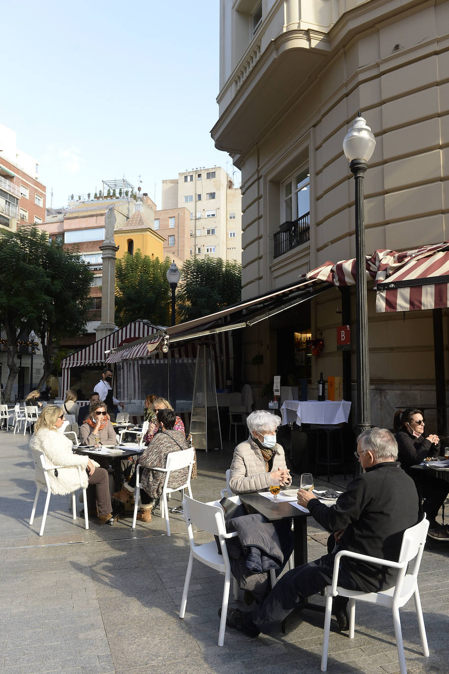 Fotos: Propietarios de bares y restaurantes de la Región vuelven a servir en el interior de los locales