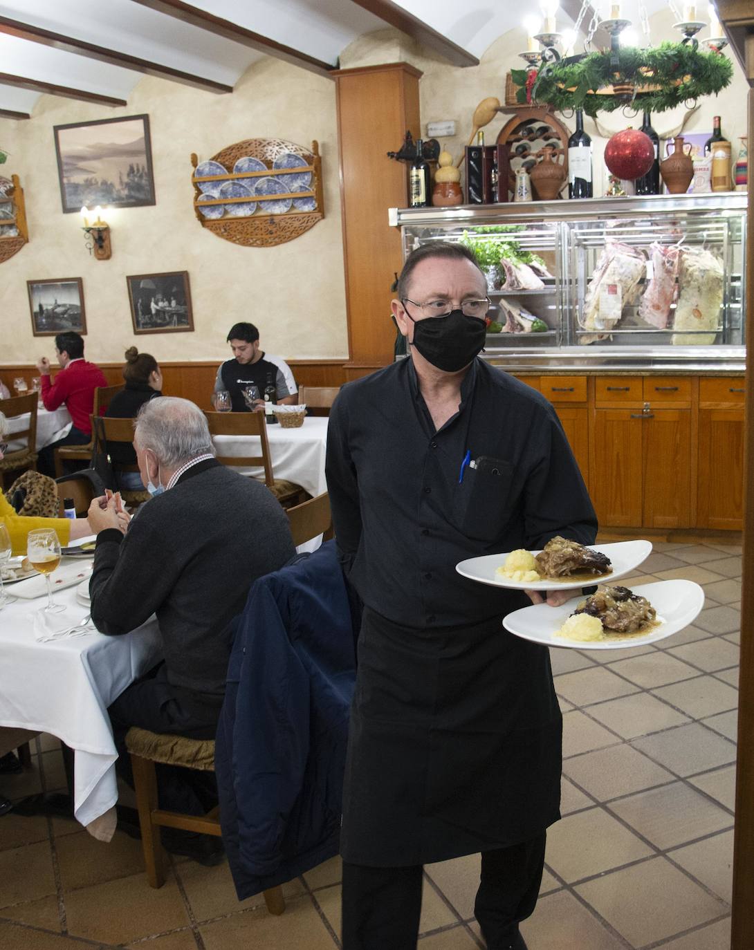 Fotos: Propietarios de bares y restaurantes de la Región vuelven a servir en el interior de los locales