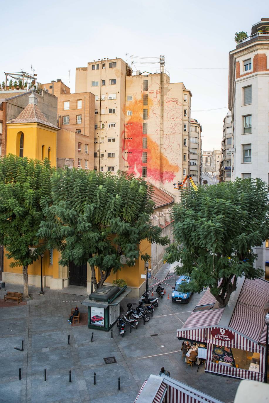 Fotos: Un mujer envuelta en flores decorará un gran mural en Murcia