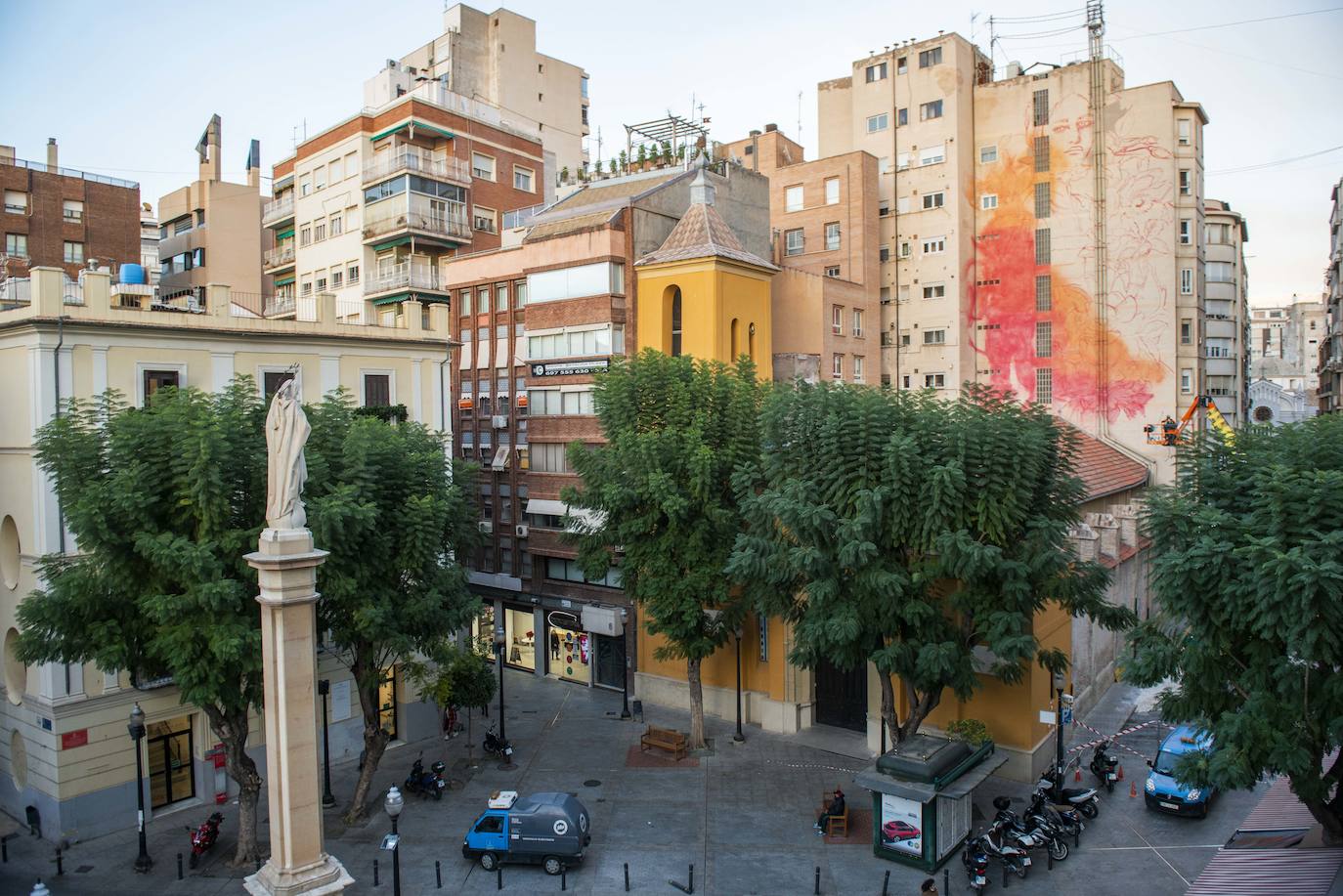 Fotos: Un mujer envuelta en flores decorará un gran mural en Murcia
