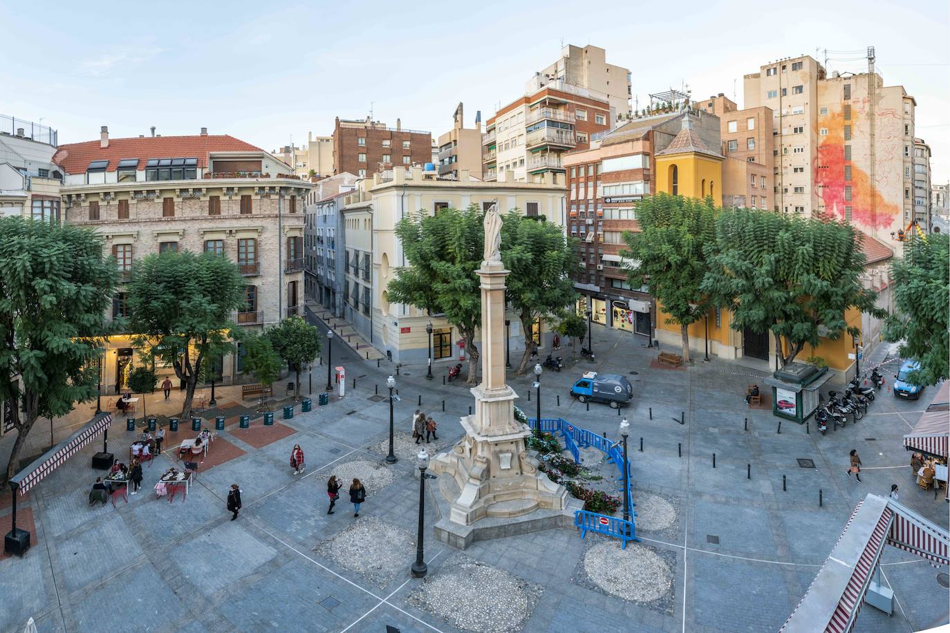 Fotos: Un mujer envuelta en flores decorará un gran mural en Murcia