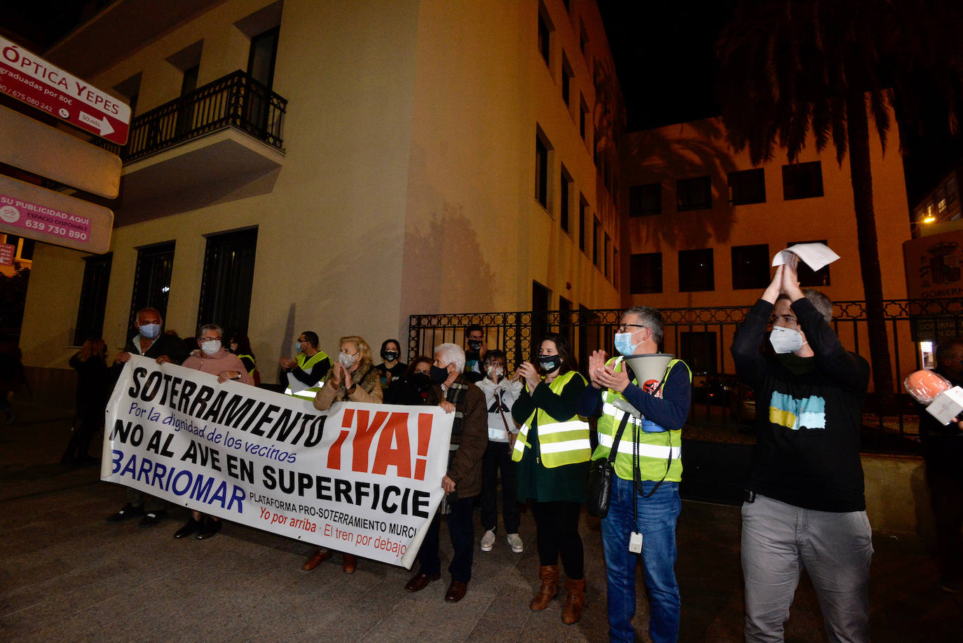 Fotos: Los vecinos del soterramiento claman en la calle por el desbloqueo de las obras