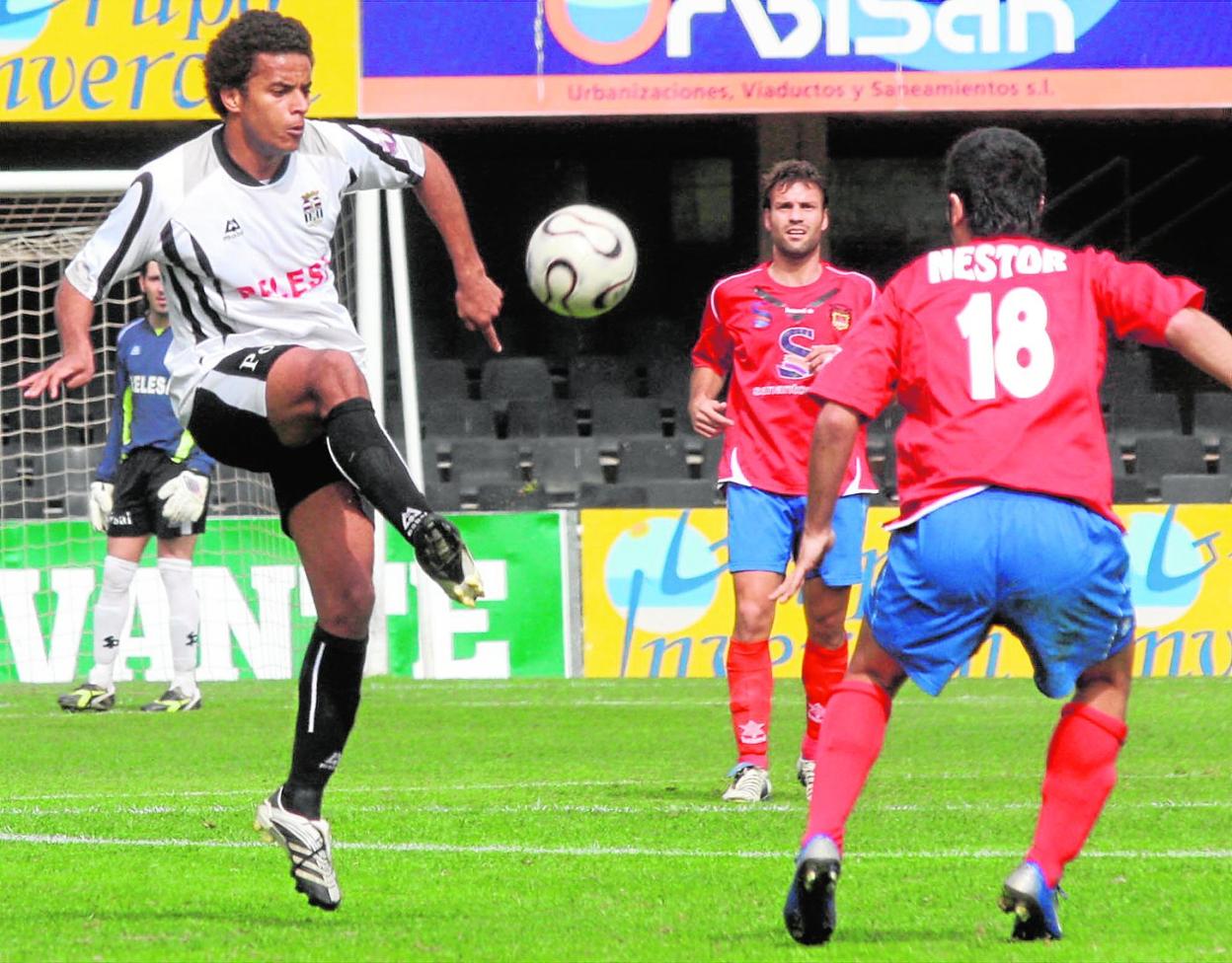 Juvenal Edjogo controla el balón, en el partido contra el Mazarrón de febrero de 2008. Al lado, como segundo técnico del Sadabell. 