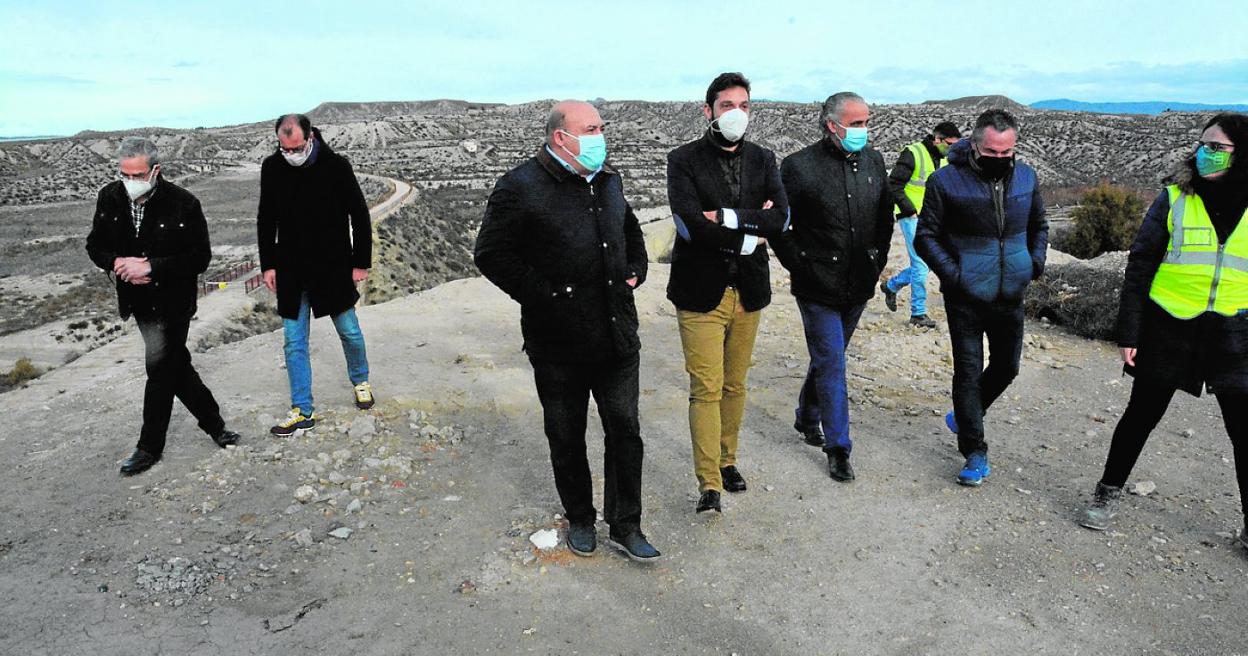 El alcalde junto al director del Instituto de Turismo, en el centro, en su visita este jueves a la Vía Verde. 
