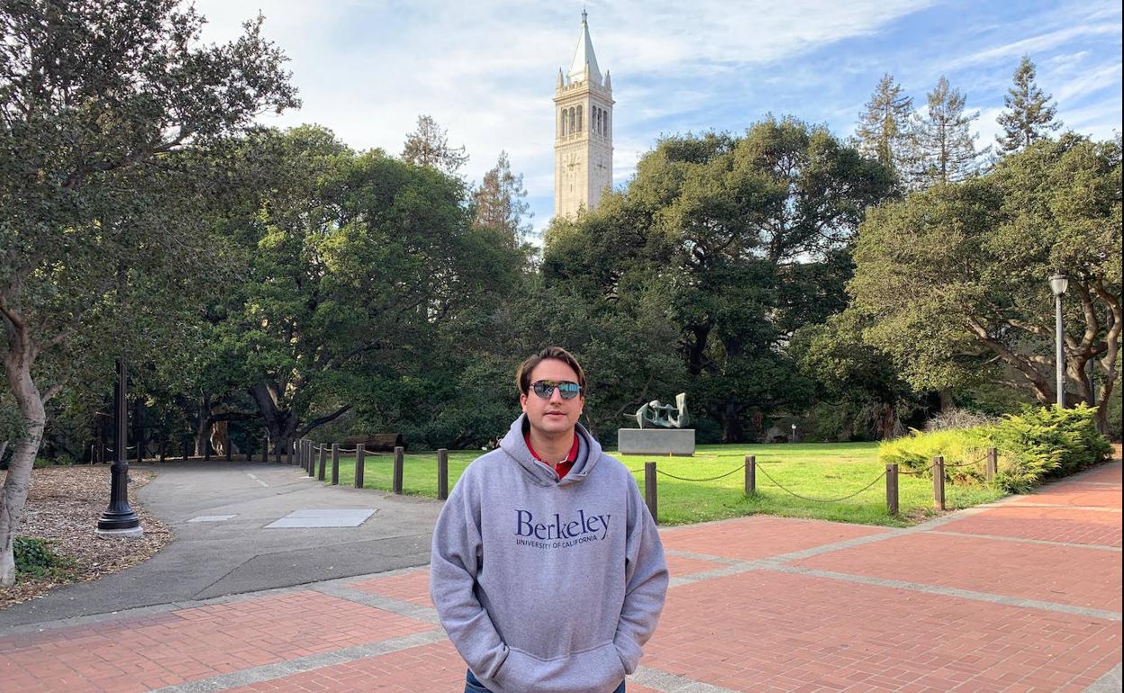 El profesor de la UPCT Salvador García-Ayllón, delante de la torre Sather, el emblema arquitectónico de la Universidad de Berkeley.