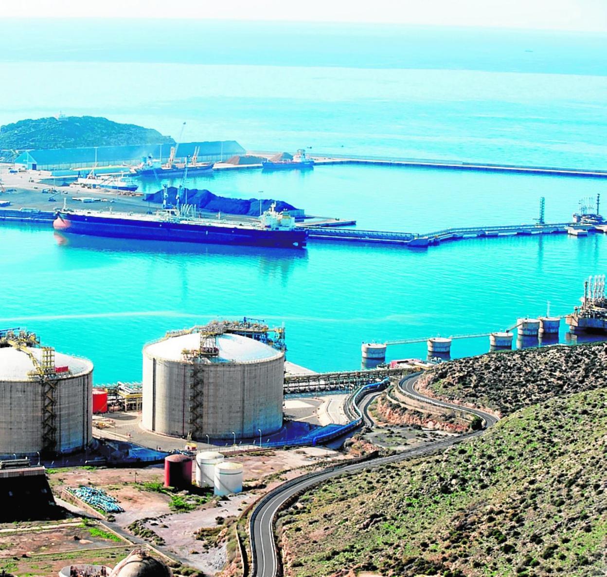 Vista de Escombreras, con el muelle suroeste al fondo. 