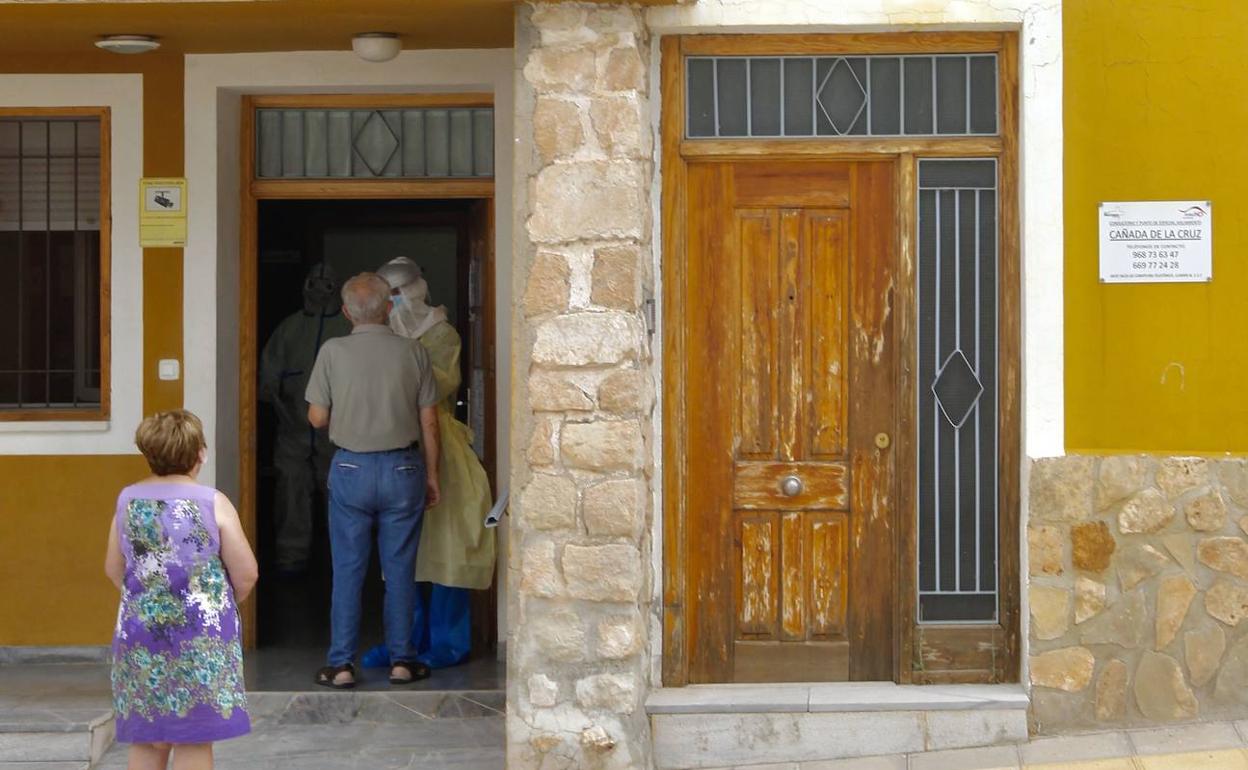 Un sanitario toma muestras a los vecinos de Cañada de la Cruz, en Moratalla, en una imagen de archivo.