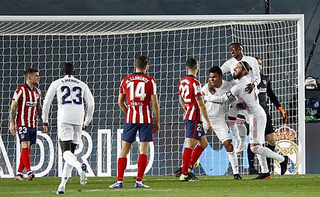 El Madrid ejerce de campeón ante un aspirante acomplejado