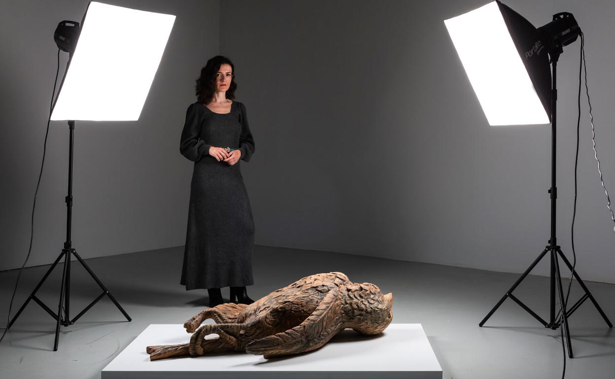 La artista ante la obra en madera de tilo titulada 'Pájaro', de 2020, actualmente en Charlie Smith.